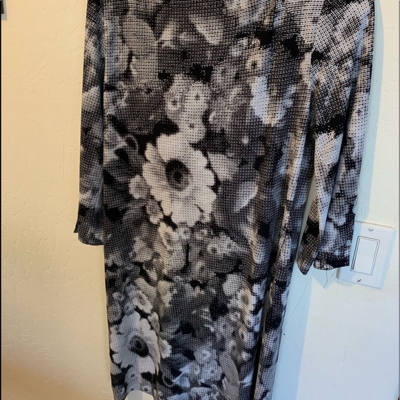 Beautiful black and white above knee dress - Picture 3 of 3